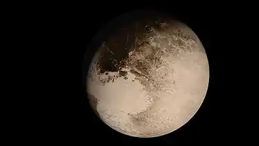 Photo de Pluton du 14 juillet 2015, sur fond noir. Une partie en haut à gauche est plongée dans l'ombre.