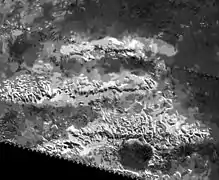 Image SAR Cassini de Mithrim Montes de Titan, montrant trois crêtes parallèles