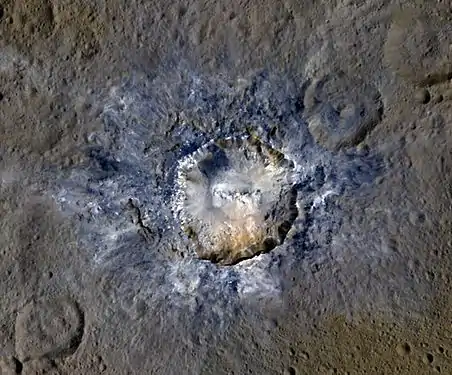 Le cratère Haulani sur l'astéroïde Cérès photographié par Dawn et restitué en fausses couleurs.