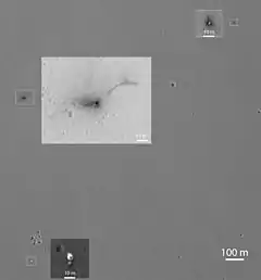 Image prise par HiRISE le 25 octobre 2016 montrant les zones d'impact probables de l'atterrisseur, du bouclier thermique et de deux éléments du parachute.