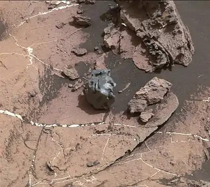 Météorite photographiée par le rover Curiosity dans la formation sédimentaire Murray à la surface de la planète Mars.