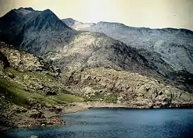 Le pic à gauche, et le lac de Certescans à droite.