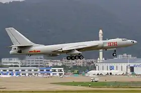 PLAAF Xian HY-6 Li Pang, et derrière, lanceur spatial chinois Longue Marche en 2008