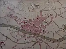 Plan d'une ville avec une rivière et des éléments en rouge