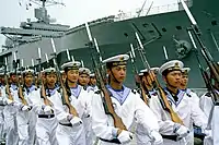 Marins de la Marine chinoise à Qingdao, le quartier général de la North Sea Fleet (en), paradant avec des Carabines chinoises Type 56.