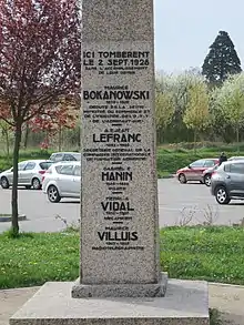 Plaque sur le monument érigé en mémoire d'un accident d'avion.