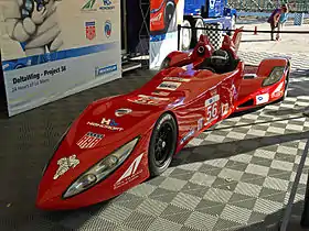 Photographie d'une voiture de sport-prototype rouge, vue de trois-quarts avant.
