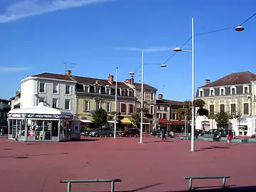 Place peinte en rouge entre 2003 et 2016 en souvenir de sa tradition tauromachique