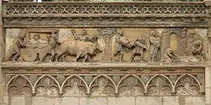 Bas-relief représentant, de gauche à droite, le char contenant la dépouille de saint Quentin tiré par des bœufs, le corps du saint enterré par deux hommes (dont l'un ayant perdu sa tête) et Eusébie dirigeant les travaux de la première chapelle de Saint-Quentin.