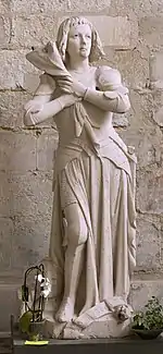 Statue de calcaire blanc représentant une jeune femme en armure tenant un étendard.