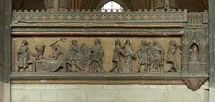 Bas-relief représentant, de gauche à droite, saint Quentin sur une table en train d'être flagellé, saint Quentin mené dans une très petite pièce.
