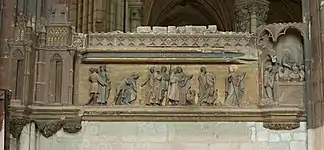 Bas-relief représentant, de gauche à droite, Rome symbolisée par des grands bâtiments, saint Quentin (reconnaissable à son auréole) et suivi d'une dizaine d'hommes, saint Quentin prêchant dans une pièce.