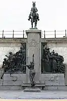 Vue de face de la statue de Léopold II