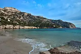 La calanque vue de la plage principale