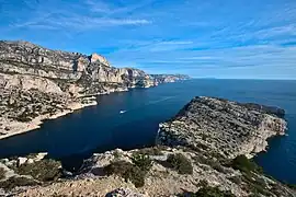 Le cap Morgiou et, à gauche, la calanque.