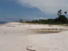 La plage, avec les réservoirs