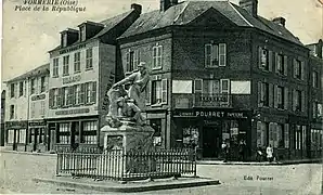 La place de la République, et la statue aux défenseurs.