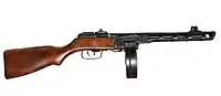 PPSh-41 avec un magasin tambour de 71 coups.