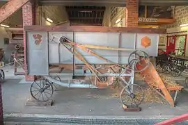 Une batteuse exposée au musée.