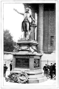 Statue de Lavoisier par Barrias, derrière l'église de la Madeleine.