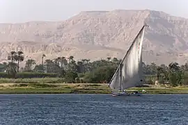 Photo. Petit bateau à 1 mât et voile trapèze,sur le Nil