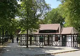 Gare de la porte Maillot.