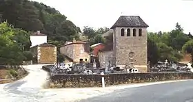 Cazes, Le hameau et son église romane.