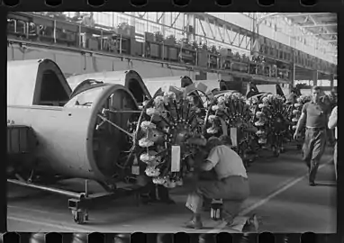 Montage des moteurs Pratt & Whitney R-985 "Wasp Junior" sur les Vought OS2U Kingfisher en 1940.