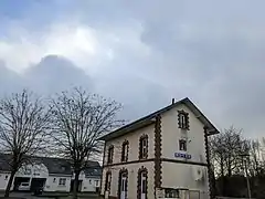 L'ancien bâtiment voyageurs de la gare de Bézu-Saint-Éloi.