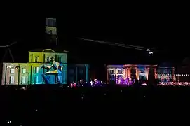 La place et un spectacle nocturne dans le cadre du Festival mondial des théâtres de marionnettes.