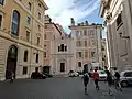 À gauche, façade du palais sur la Piazza San Macuto, partie du palais connue sous le nom de "Prison de l'Inquisition". Devant, l'église de San Macuto. À droite, le côté de l'église voisine de Sant'Ignazio.