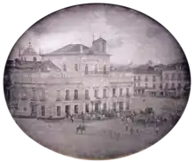 Photo montrant le Palais impérial de Rio de Janeiro avec des chariots et la garde d'honneur sur la place devant le palais.