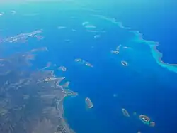 Lagon de la Grande Terre, récif Aboré, passe de Dumbéa et plaine littorale aux environs de Nouméa.