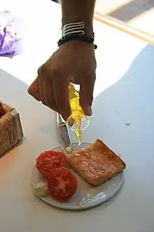 Préparation de pa amb tomàquet.