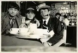 Pablo Picasso, Moïse Kisling et Pâquerette à La Rotonde (août 1916).