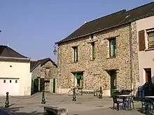 La place du Marché et la bibliothèque.