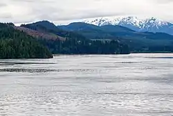 Détroit de Johnstone entouré par les Chaînes de l'île de Vancouver