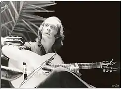 Photo en noir et blanc d'un guitariste