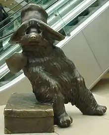 Une statue de bronze de l'Ours Paddington à la gare de Paddington de Londres.