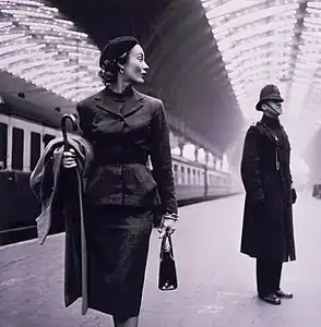 Lisa Fonssagrives sur une photographie de mode prise par Toni Frissell à la gare de Paddington en 1951 pour Harper's Bazaar.