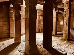 Colonnade à l'intérieur du temple de Padma Brahma, complexe des Navabrahma à Alampur, VIIe siècle et VIIIe siècle.