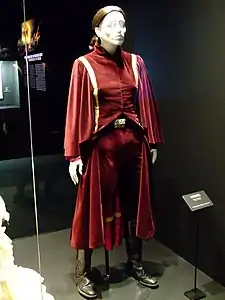 Le costume de Padmé Amidala porté par Natalie Portman dans Star Wars, épisode I : La Menace fantôme  (1999).