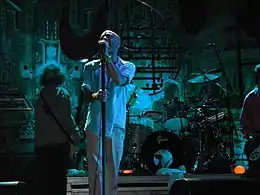 R.E.M. en concert à Padoue. De gauche à droite, le bassiste Mike Mills, le chanteur Michael Stipe, le batteur Bill Rieflin, le guitariste Peter Buck.