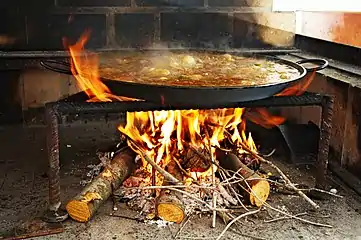 Cuisson au feu de bois.