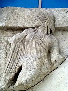 Jeune femme dansant (ou fuyant ?). Grès. Métope du second temple de l'Héraion du Sele