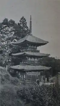 Photo noir et blanc d'une pagode en bois.
