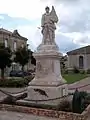 Le monument aux morts devant la mairie (août 2014)