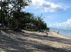 Les paillotes de bord de plage.