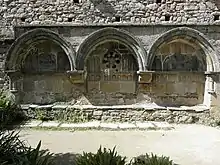 Lavabo de l'abbaye de Beauport. En déshérence au milieu du XVIe siècle, il est transformé en banc.