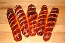 Lamage en saucisson sur un pain viennois.